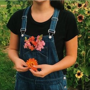 Gap women’s slouchy overalls in medium indigo wash, size large